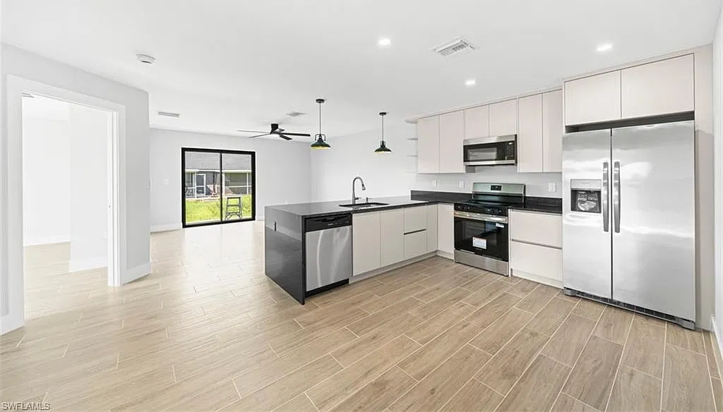 3 bed, 2.0 bath, 1180 sqft, $1,900 — Photo 2