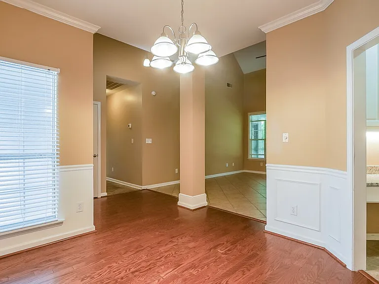 725 Claiborne St — Photo 6