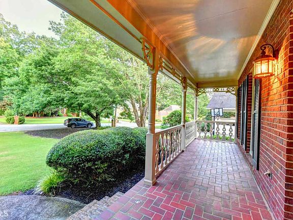 3rd image of 827 Guinevere Way