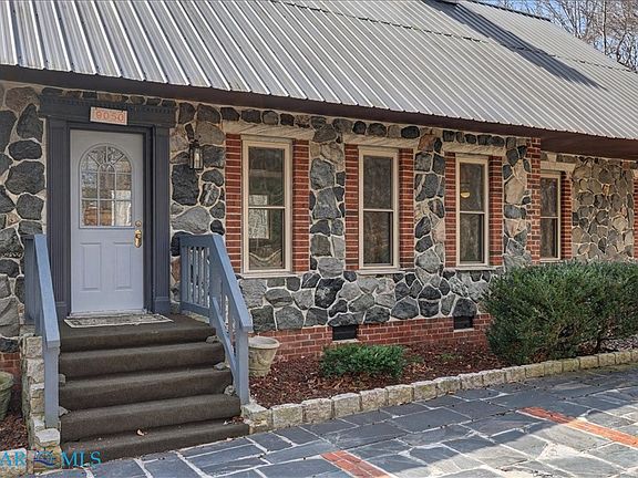 5th image of 9050 Higgins Rd