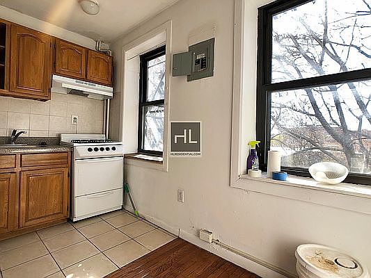 5th image of 692 Henry St #3