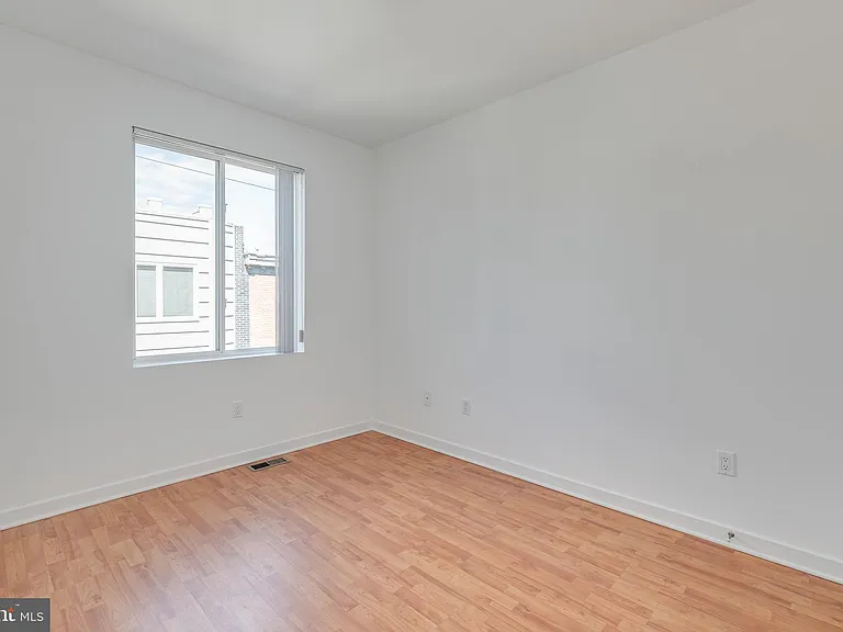 228 W George St #218 — Photo 31
