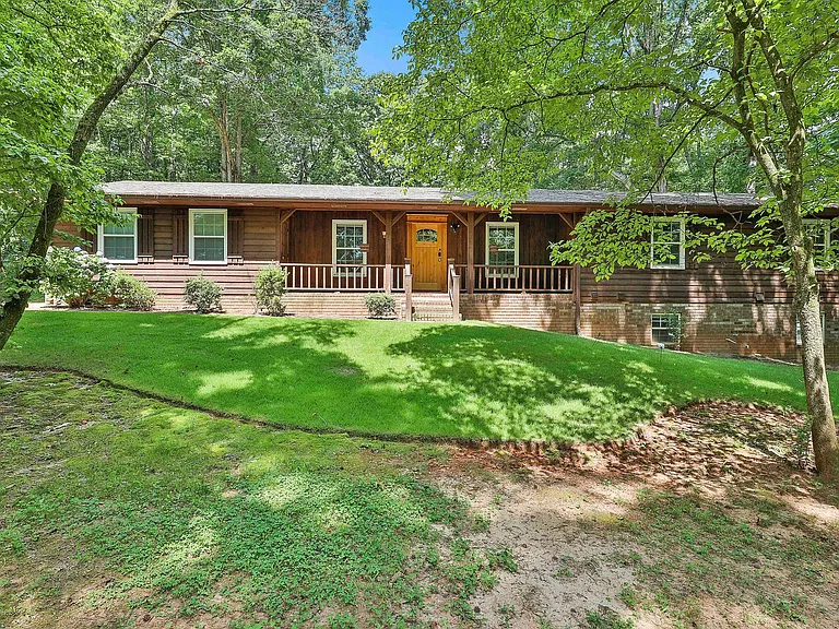410 Thornton Lane — Photo 2