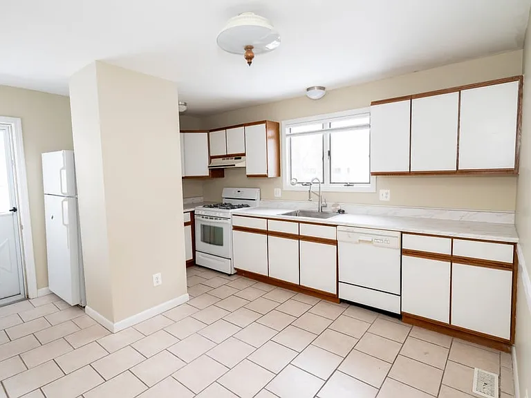 Fully Applianced Kitchen