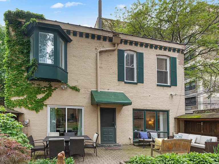 419 W Oakdale Ave #CH — Photo 1