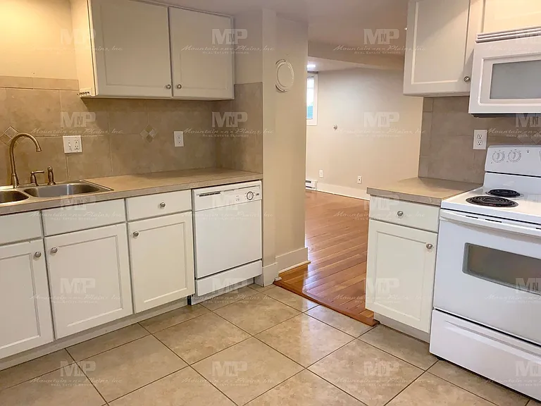 645 1/2 S Loomis Ave — Photo 4