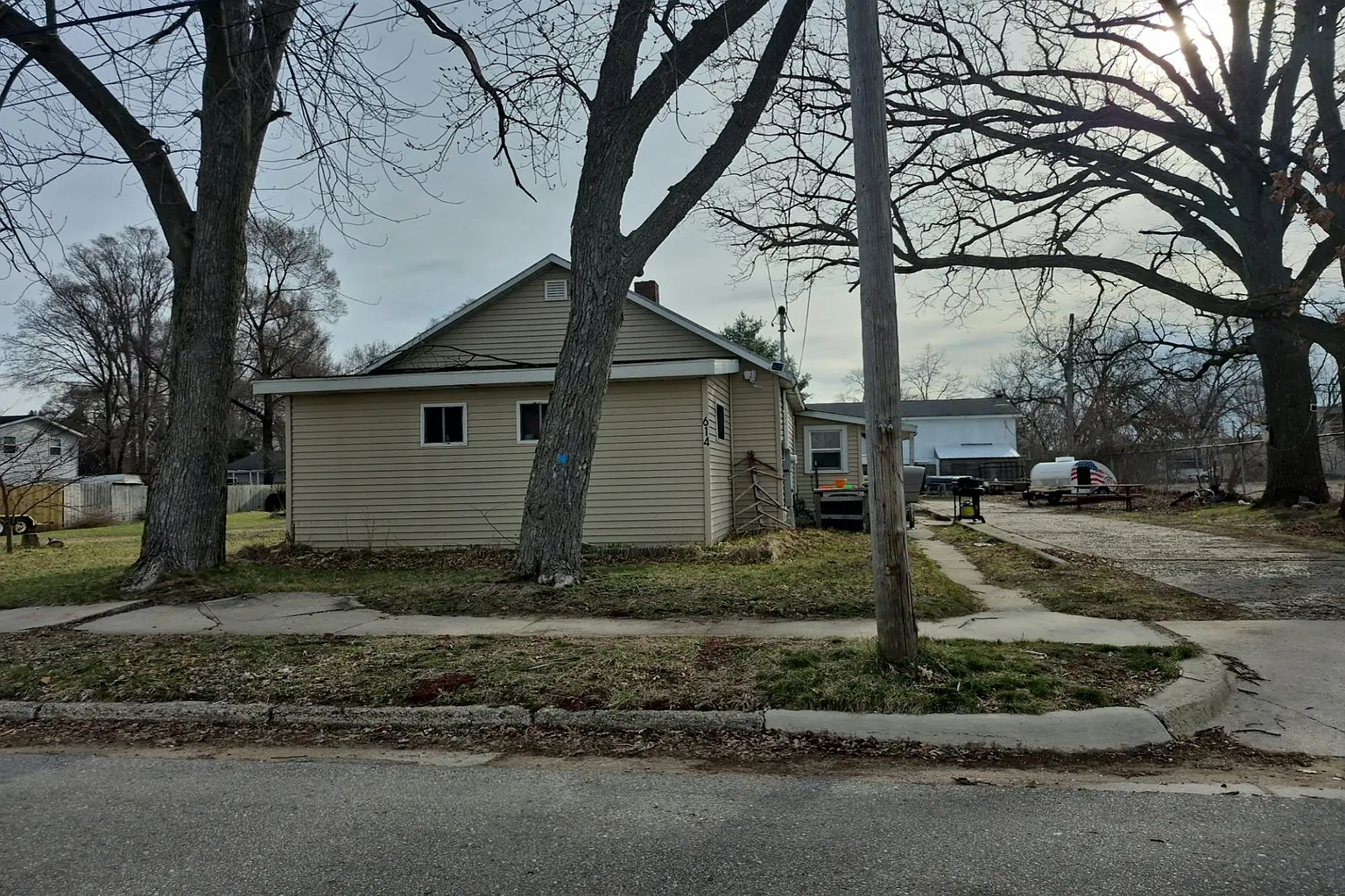 614 N Irving St photo 1