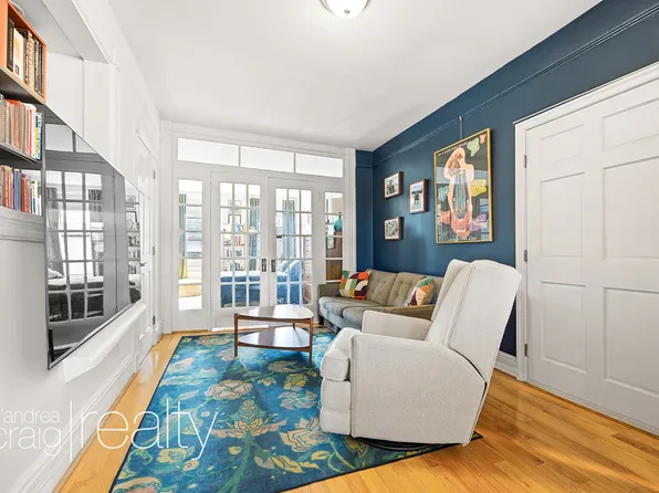 282 3rd Avenue image 1 of 8