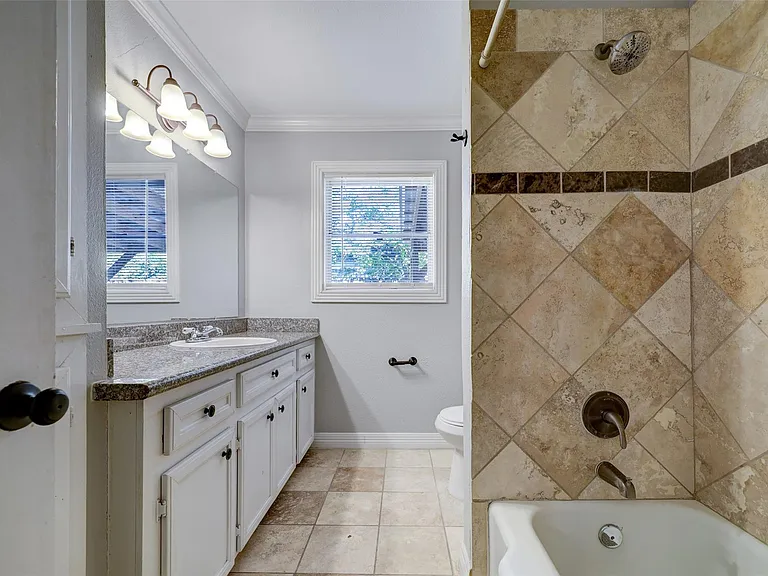 1946 Norcrest Dr — Photo 10