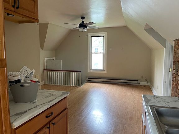 2nd image of 502 1/2 S Market St