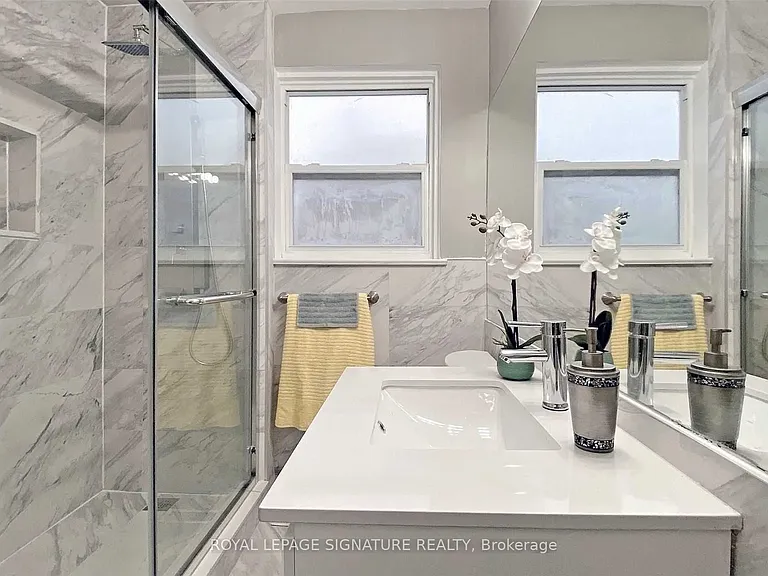 65 Holcolm Rd #UPPER — Photo 12