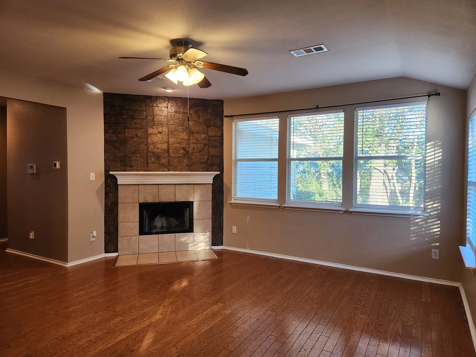 4 bed, 2038 sqft, $2,300 — Photo 3