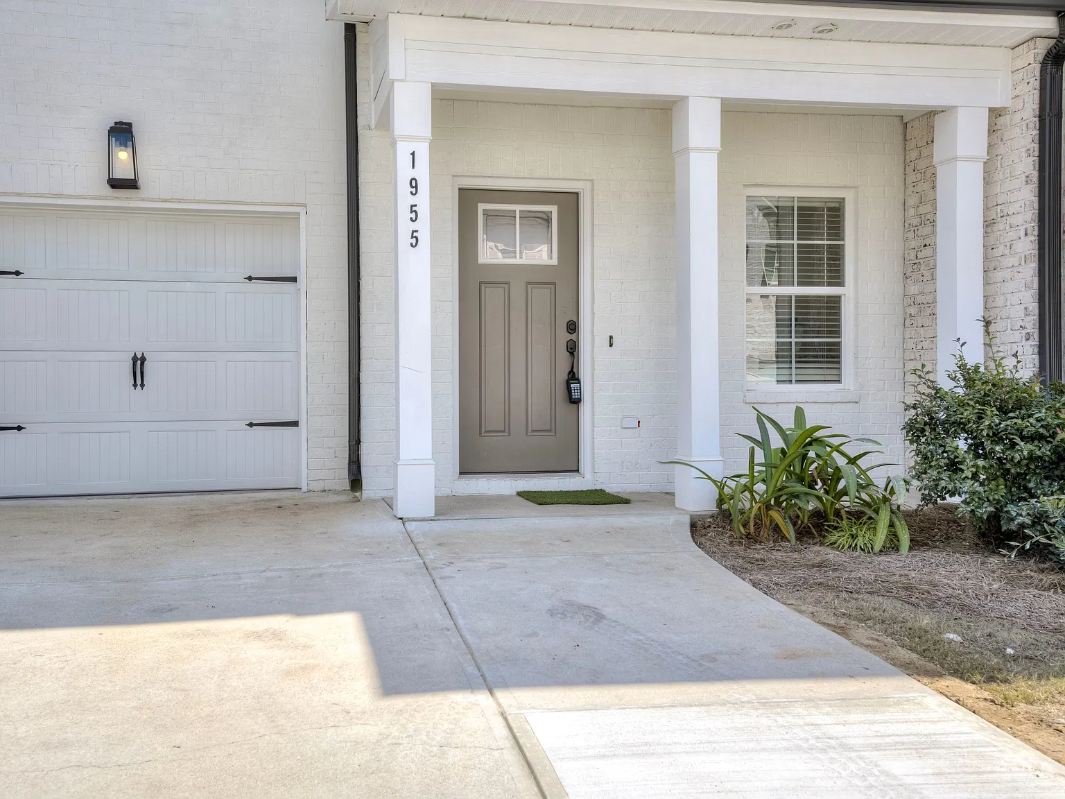 1955 Avenel Ln — Photo 3