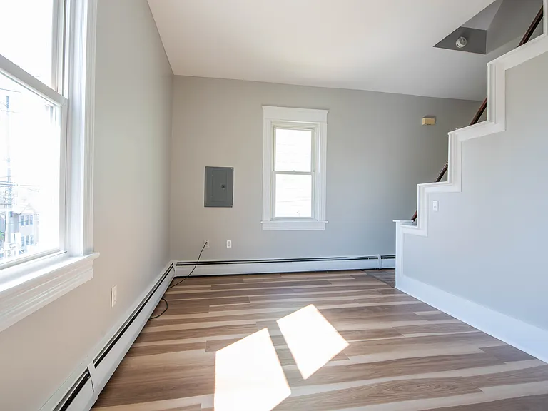256 E Grove St — Photo 10