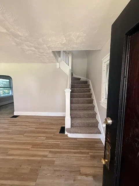 2465 Lawton Ave - HSE — Photo 4