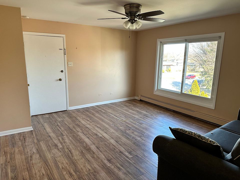 2nd image of 2859 E 130th St Unit 3