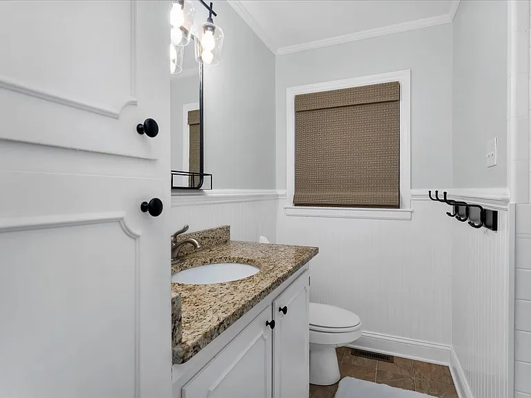 260 E Connecticut Ave — Photo 14