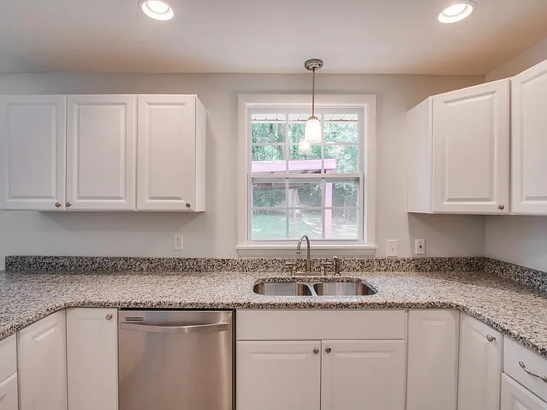 558 Roosevelt Ave — Photo 11