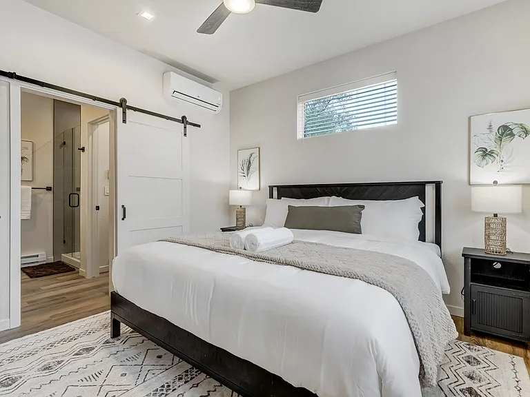 King Bedroom

Enjoy the perfect night's sleep in our three comfortable beds in clean white linens.