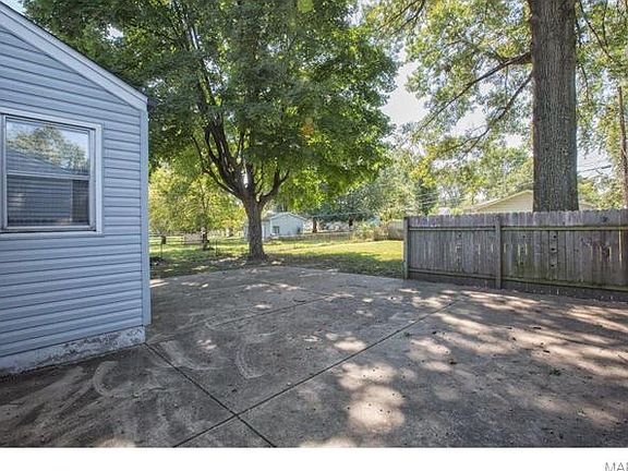 3rd image of 854 Loekes Dr