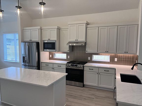 2nd image of 2415 Garden Arbor