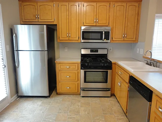 3 bed, 2.0 bath, 1649 sqft, $2,250 — Photo 2