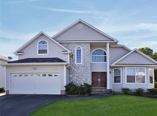 6 Blueberry Ridge Dr, Holtsville, NY 11742