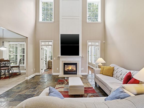 5th image of 100 Yorkswell Ln