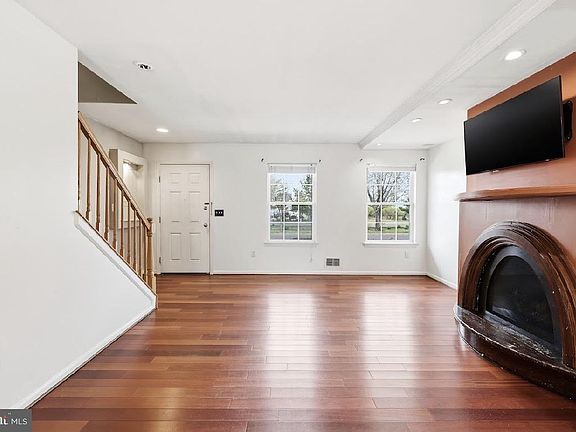 5th image of 78 Jamestown Blvd