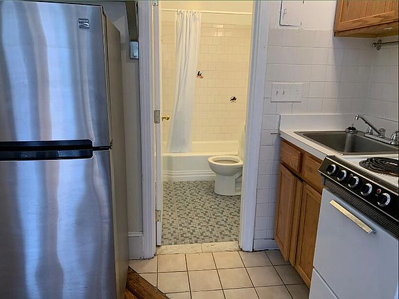 5th image of 307 Beacon St APT 3