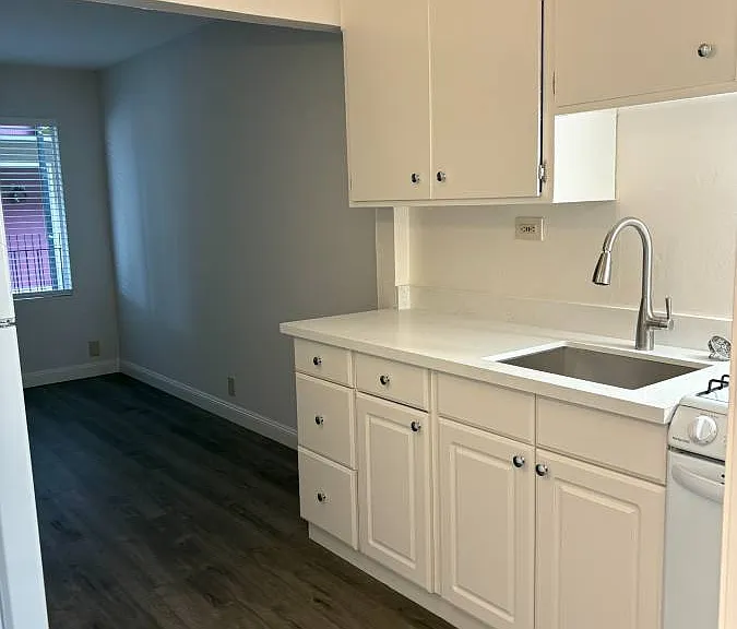Claremont Park Apartments — Photo 5