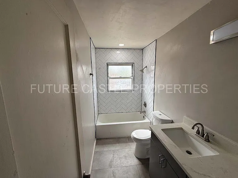 1009 Bryn Mawr Dr NE — Photo 8