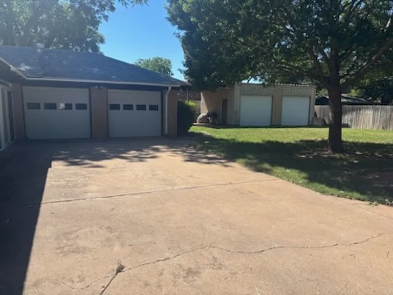 2418 Helena Cir — Photo 24