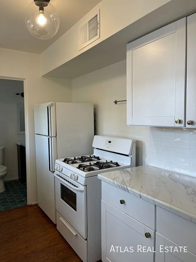 Spacious One Bedroom in the Coronado District — Photo 2