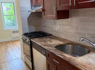 250 W Merrick Rd APT 2R, Freeport, NY 11520