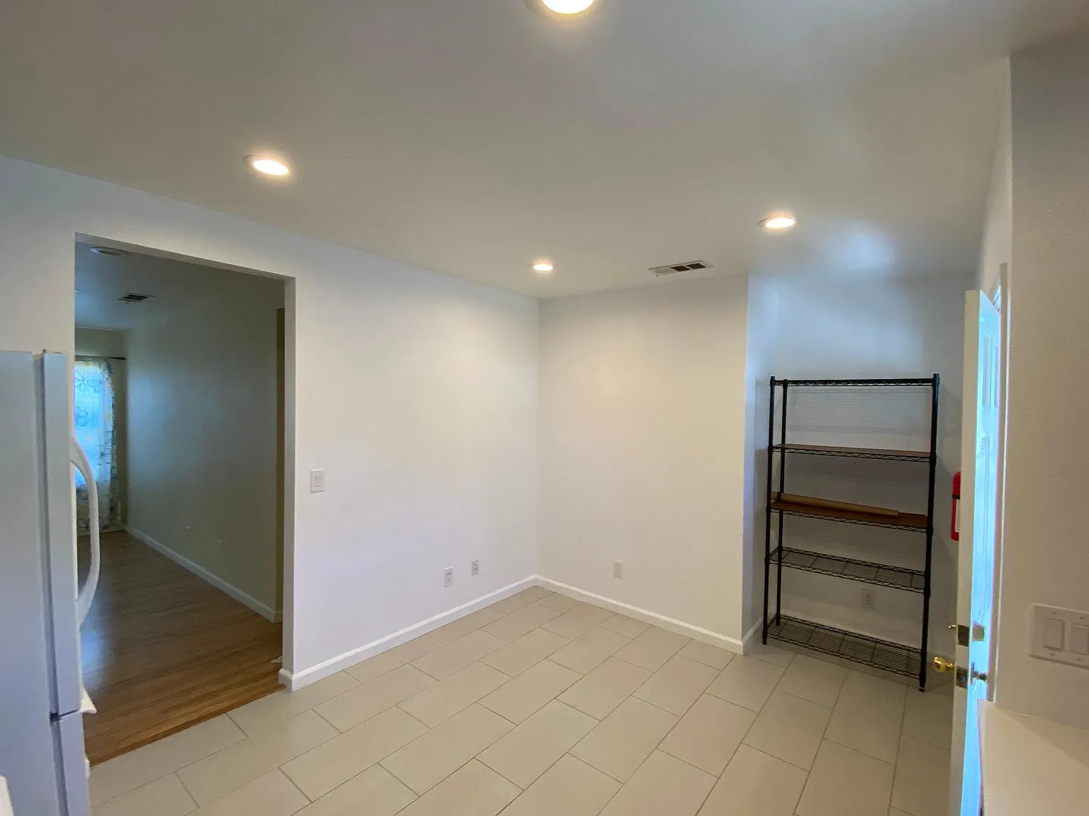 3 bed, 1000 sqft, $3,300 — Photo 4