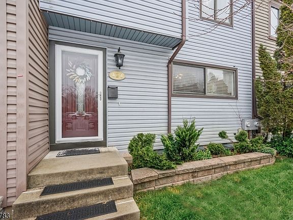 2nd image of 424 Tall Oak Ln
