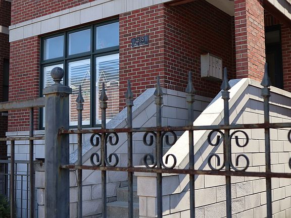 2nd image of 2635 W Belmont Ave Unit 2