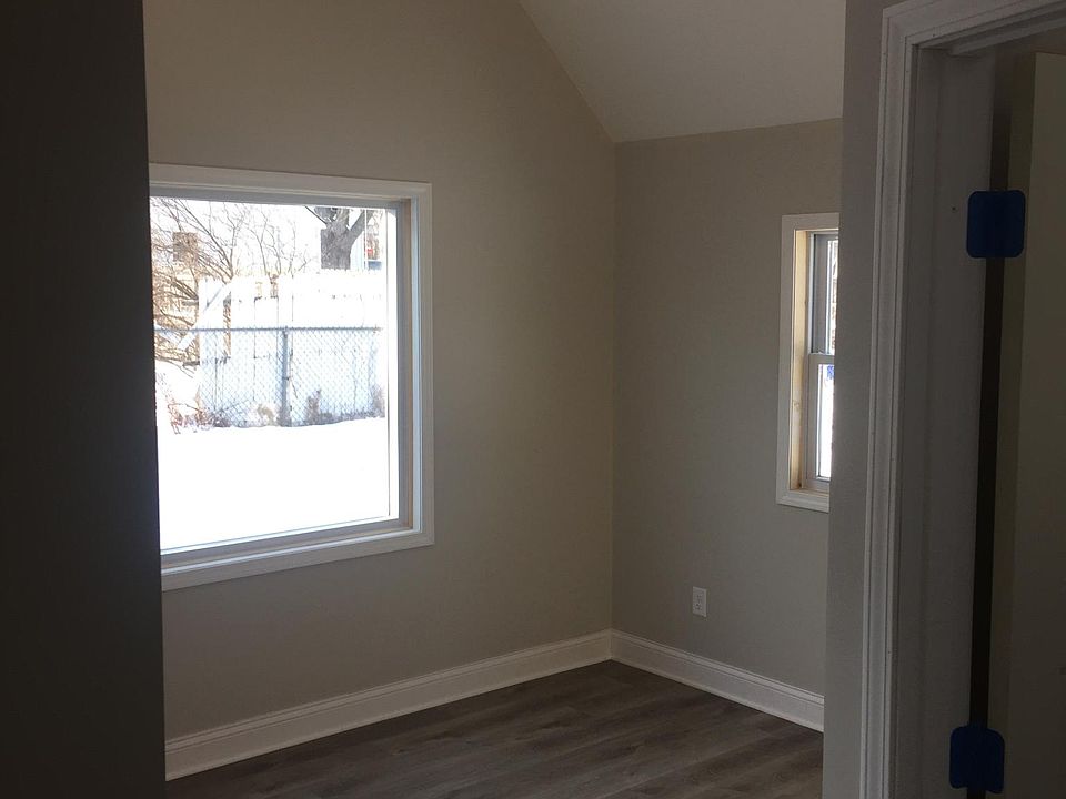 living room (door to bedroom)