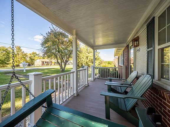 3rd image of 1049 Seven Oaks Dr