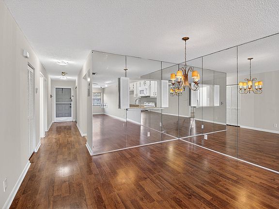 4th image of 2911 SW 21st Terrace #272b