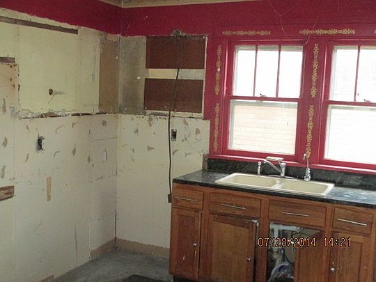 2nd image of 693 N Lincoln Ave