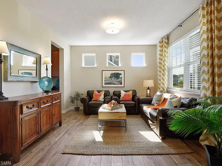 1290 Eagle Point Dr — Photo 3