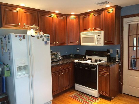 4th image of 22 Applewood Ln