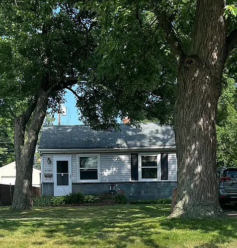 27328 Barrington St Photo 1