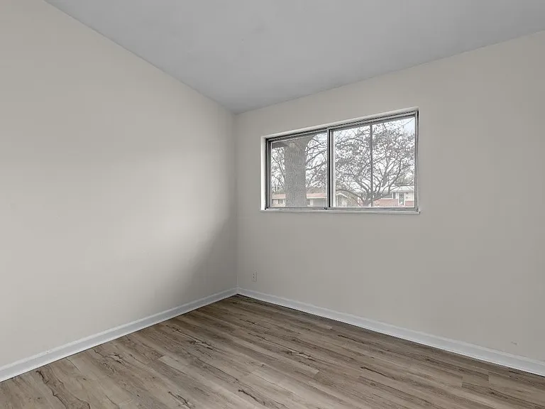 1950 Thunderbird Ave — Photo 14