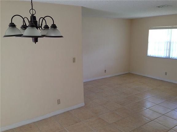 5th image of 711 SW 14th Ct