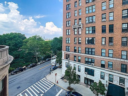 2nd image of 320 W 75th St APT 5A