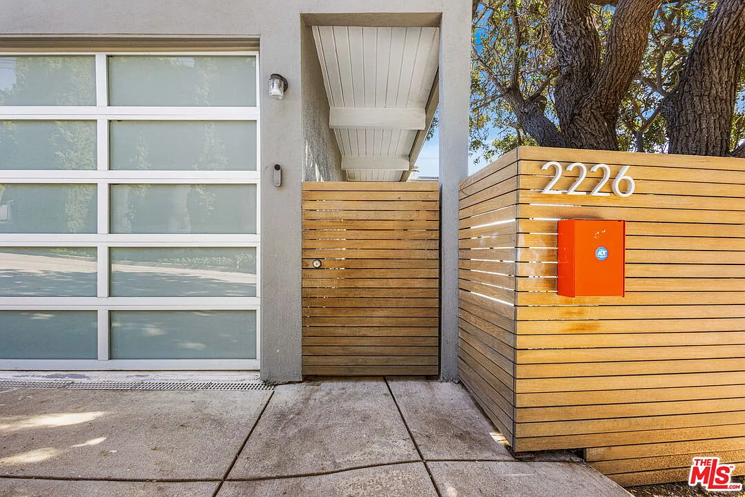 3 bed, 4.0 bath, 2304 sqft, $9,999 — Photo 2