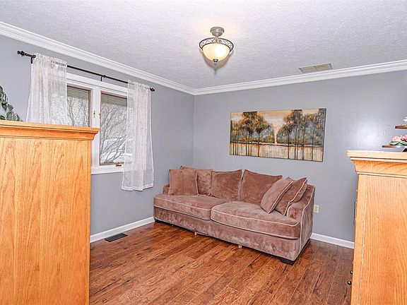 4th image of 916 Parkway Dr
